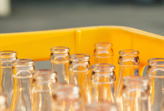 caisse de bouteilles lavées prêtes à être livrée aux producteurs partenaires l'anvers